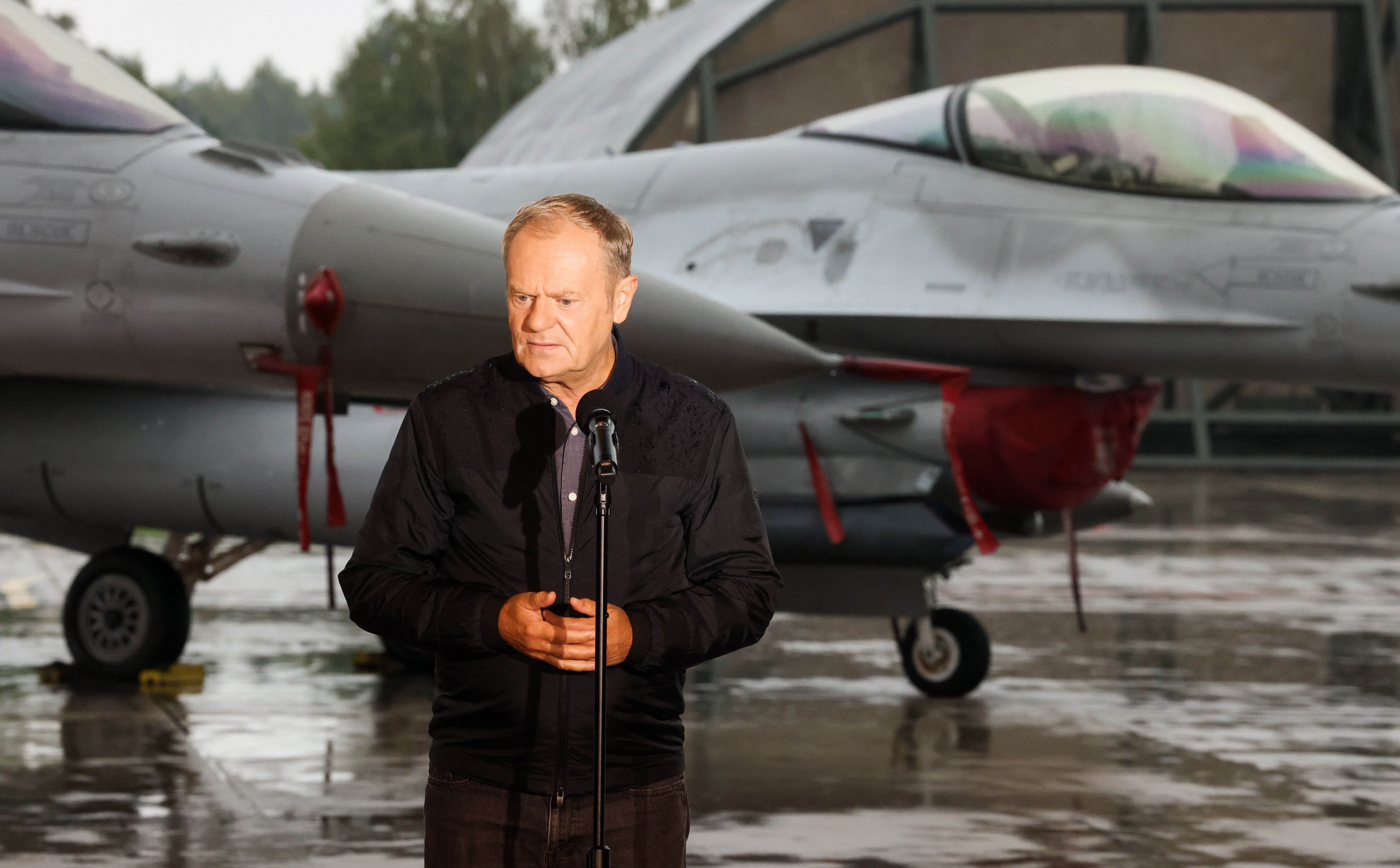 Donald Tusk w Łasku mówi o „agresywnym ataku na polskie niebo”