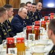 Władimir Putin  z członkami załogi krążownika rakietowego „Wariag”