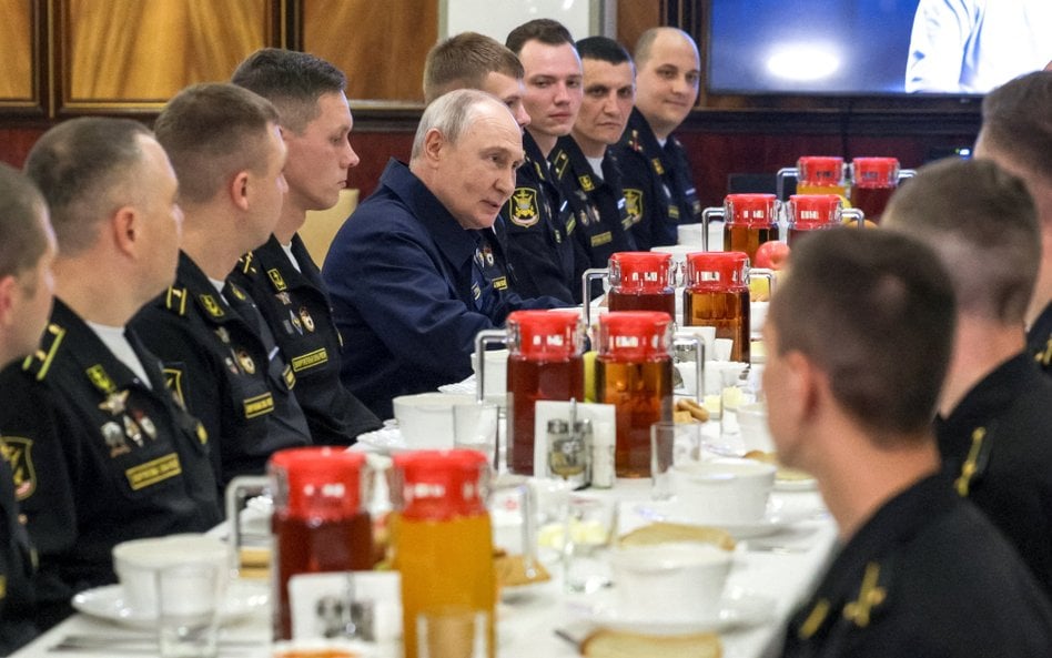 Władimir Putin  z członkami załogi krążownika rakietowego „Wariag”