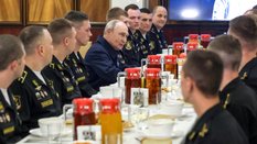 Władimir Putin  z członkami załogi krążownika rakietowego „Wariag”