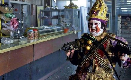 Javier, czyli smutny klaun, w walce ze swoim przeciwnikiem używa ciężkiej amunicji