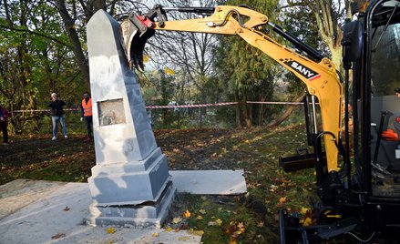 Demontaż pomnika poświęconego Armii Czerwonej w Bobolicach
