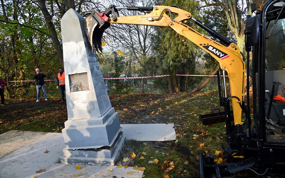 Demontaż pomnika poświęconego Armii Czerwonej w Bobolicach