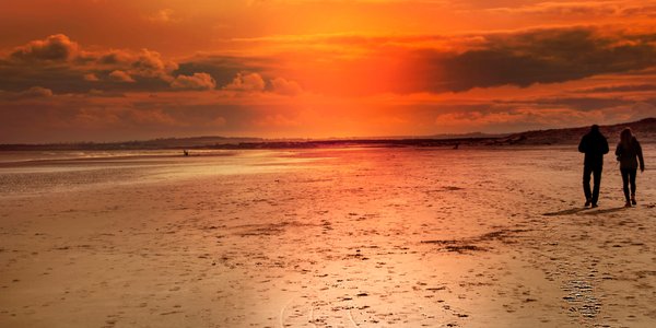 Niezwykłe odkrycie na spacerze z psami. Morze odsłoniło ślady stóp sprzed tysięcy lat