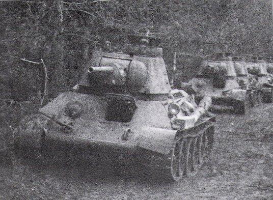 Radzieckie czołgi T-34 należące do 3. Gwardyjskiej Armii Pancernej nacierające w kierunku Kijowa, li