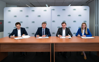 Porozumienie pomiędzy KUKE a BOŚ podpisali członkowie zarządów obu instytucji (od lewej Robert Kaspr