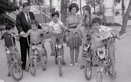 Pięcioro dyktatorząt i ich dumni rodzice, Damaszek, 1974 r. Baszar Asad pierwszy z lewej. Fot. Alexa