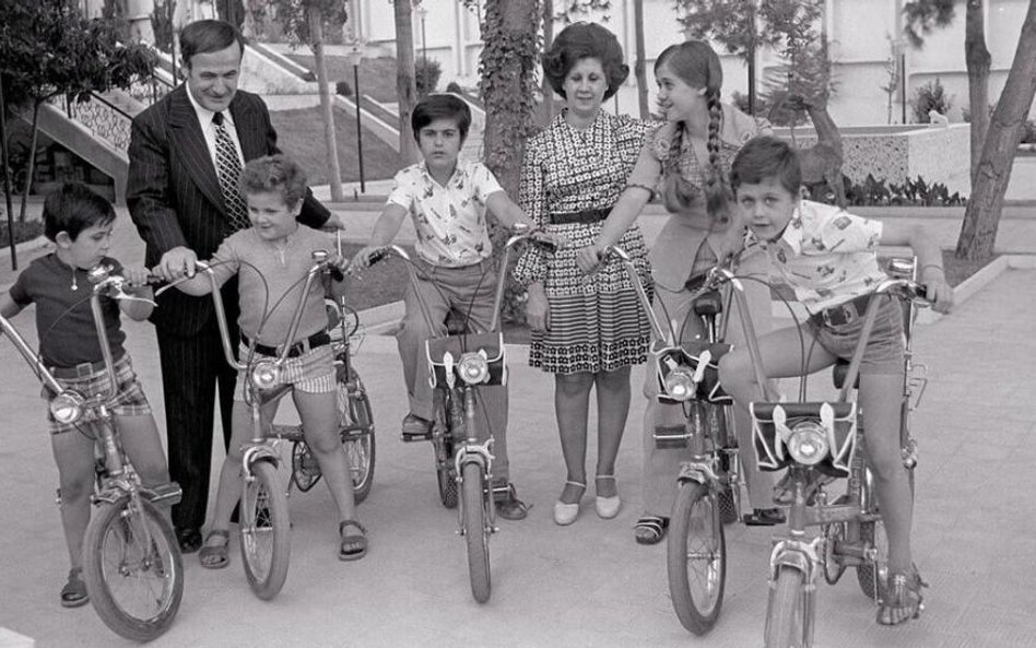 Pięcioro dyktatorząt i ich dumni rodzice, Damaszek, 1974 r. Baszar Asad pierwszy z lewej. Fot. Alexa