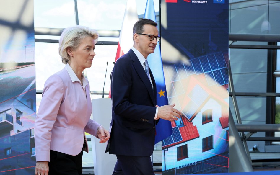 Przewodnicząca Komisji Europejskiej Ursula von der Leyen (L) oraz premier RP Mateusz Morawiecki (P)