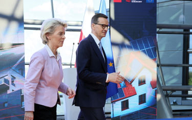 Przewodnicząca Komisji Europejskiej Ursula von der Leyen (L) oraz premier RP Mateusz Morawiecki (P)
