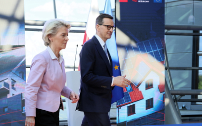 Przewodnicząca Komisji Europejskiej Ursula von der Leyen (L) oraz premier RP Mateusz Morawiecki (P)