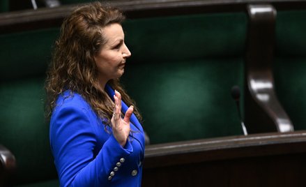 Monika Pawłowska podczas ślubowania poselskiego w Sejmie. Posłów PiS nie było na sali