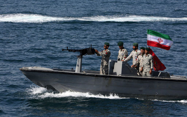 Irańska łódź patrolowa na wodach Cieśniny Ormuz, fotografia z 30 kwietnia