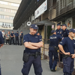 Siedziba PiS przy ul. Nowogrodzkiej chroniona przez policję podczas protestu Obywateli RP. W budynku