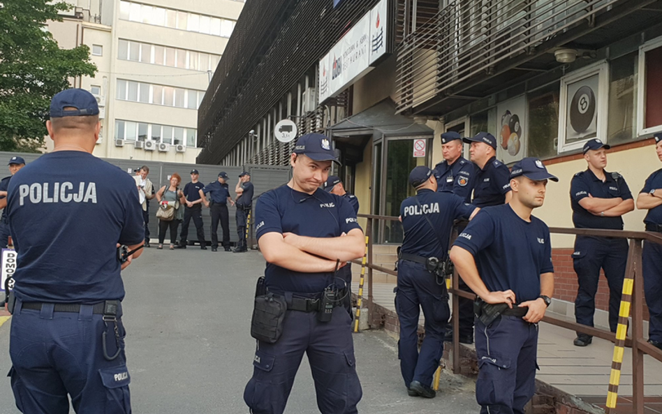 Siedziba PiS przy ul. Nowogrodzkiej chroniona przez policję podczas protestu Obywateli RP. W budynku