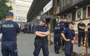 Siedziba PiS przy ul. Nowogrodzkiej chroniona przez policję podczas protestu Obywateli RP. W budynku