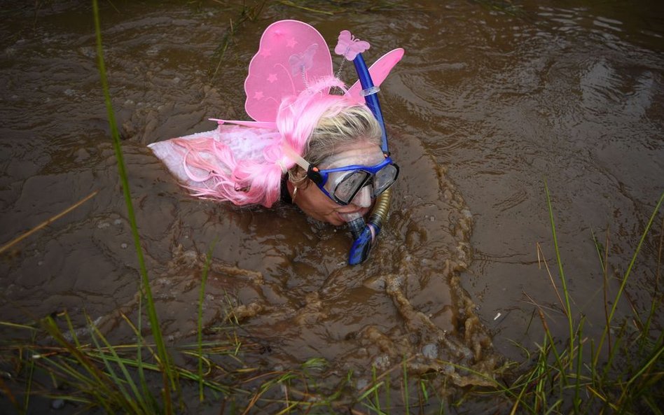 Jeden z uczestników 30. Światowych Mistrzostw w Nurkowaniu w Trzęsawisku zorganizowanych w południow