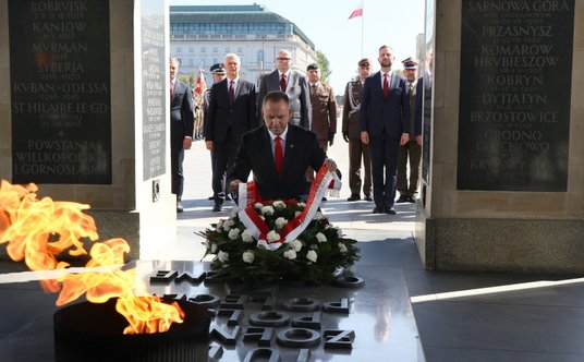 Prezydent RP Karol Nawrocki podczas złożenia wieńca przed Grobem Nieznanego Żołnierza w trakcie uroc