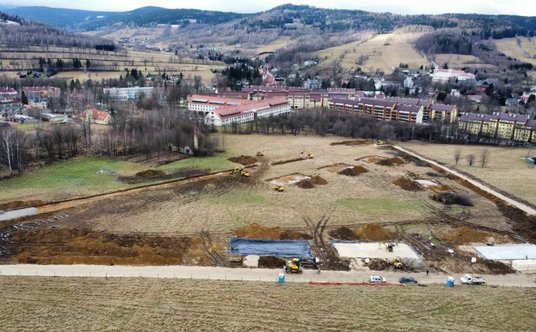 Ruszyła budowa nowoczesnego osiedla w Stroniu Śląskim dla rodzin dotkniętych powodzią