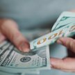 Dolar odbiera środowe spadki