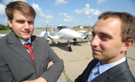 Kolja Leo, były prezes, i Bartłomiej Herodecki, obecny prezes AerFinance