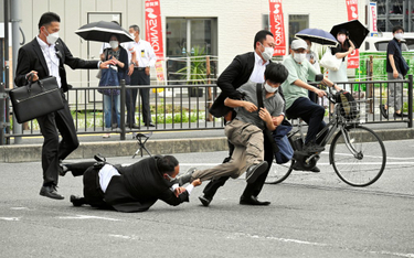 Zabójca Shinzo Abe tworzył w domu broń. Podał policji motyw działania