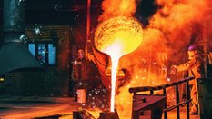 Manganu wykorzystywany jest głównie do wzmocnienia właściwości stali, także w produkcji zbrojeniowej