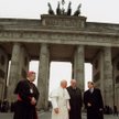 W czerwcu 1996 r. Jan Paweł II odwiedził zjednoczone Niemcy. Przejście z kanclerzem Helmutem Kohlem 