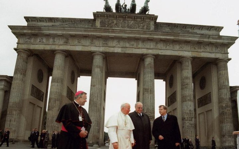 W czerwcu 1996 r. Jan Paweł II odwiedził zjednoczone Niemcy. Przejście z kanclerzem Helmutem Kohlem 