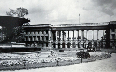 Stare zdjęcie Pałacu Saskiego - widok od strony fontanny w Ogrodzie Saskim