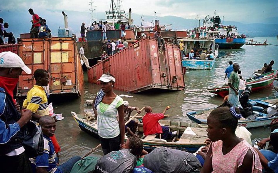 Tysiące mieszkańców opuszcza stolicę m.in. na zaimprowizowanych łodziach