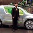 Prezes Nissana Carlos Ghosn prezentował w Paryżu najnowsze dziecko koncernu - koncepcyjne auto ZE, k
