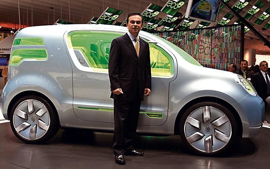 Prezes Nissana Carlos Ghosn prezentował w Paryżu najnowsze dziecko koncernu - koncepcyjne auto ZE, k