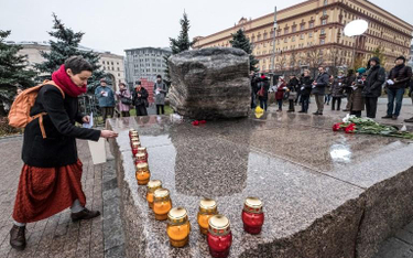 Mieszkańcy Moskwy upamiętniają ofiar represji politycznych przy Kamieniu Sołowieckim przy siedzibie 