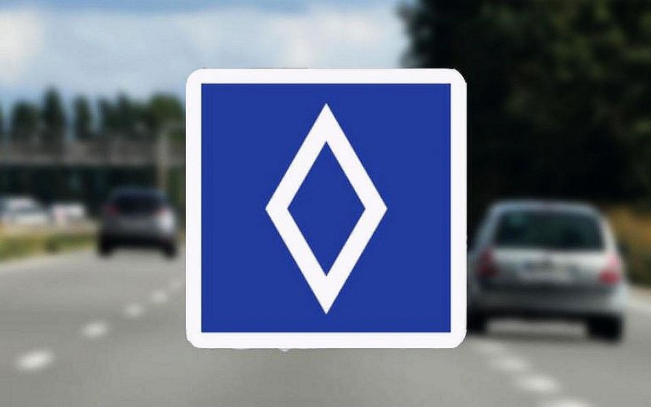 Ten znak - „Voie Reservee” – w tłumaczeniu „Zarezerwowany pas ruchu”