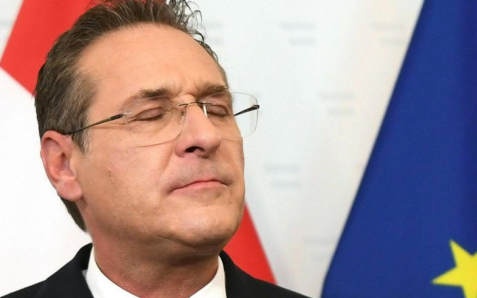 Heinz-Christian Strache na konferencji, na której poinformował o swojej dymisji