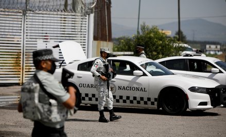 Gwardia Narodowa przed federalnym więzieniem Altiplano, gdzie przebywał baron narkotykowy Rafael Car