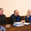 Lektor Jarosław Łukomski (L) oraz jego pełnomocnicy mec. Wiktoria Stasiewicz (P) i mec. Tomasz Ejtmi