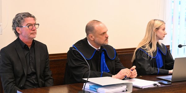 Sąd bada sprawę lektora Łukomskiego. Biegły: głos z reklamy AI był „łudząco podobny”