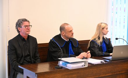 Lektor Jarosław Łukomski (L) oraz jego pełnomocnicy mec. Wiktoria Stasiewicz (P) i mec. Tomasz Ejtmi