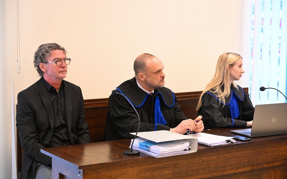 Lektor Jarosław Łukomski (L) oraz jego pełnomocnicy mec. Wiktoria Stasiewicz (P) i mec. Tomasz Ejtmi