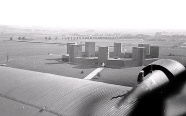 Mauzoleum Hindenburga sfotografowane z pokładu samolotu, 1944 r. Pomnik został wysadzony w powietrze
