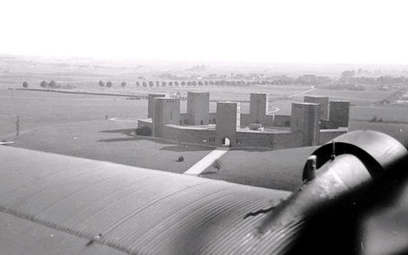 Mauzoleum Hindenburga sfotografowane z pokładu samolotu, 1944 r. Pomnik został wysadzony w powietrze