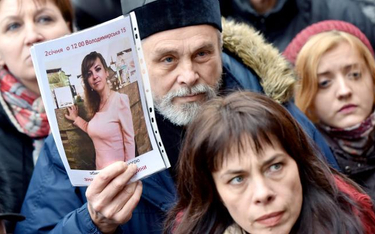 Manifestanci przed komendą policji w Kijowie ze zdjęciem zamordowanej adwokatki Iriny Nozdrowskiej.