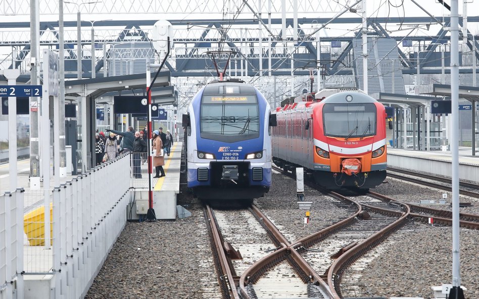 Czy rząd powinien postawić na transport publiczny, uruchamiając więcej połączeń kolejowych i autobus