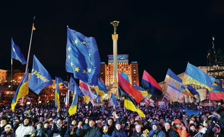Europejskie niebo łączyło się z ukraińską ziemią i krwią. Widok flag Majdanu w dniach rewolucji
