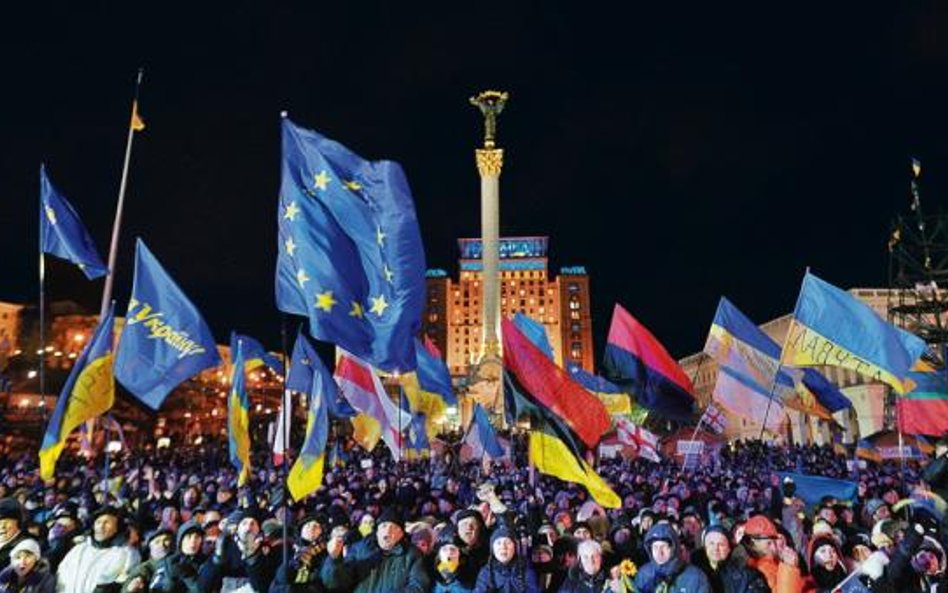 Europejskie niebo łączyło się z ukraińską ziemią i krwią. Widok flag Majdanu w dniach rewolucji