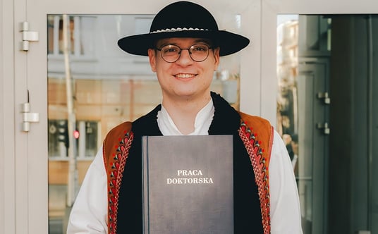 El Dr. Tomasz Łuszczek es lingüista y profesor de inglés. En el curso académico 2023/24 fue becario del Programa