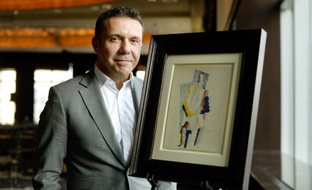 Wnuk malarza, Olivier Picasso, z obrazem, który był główną nagrodą charytatywnej aukcji