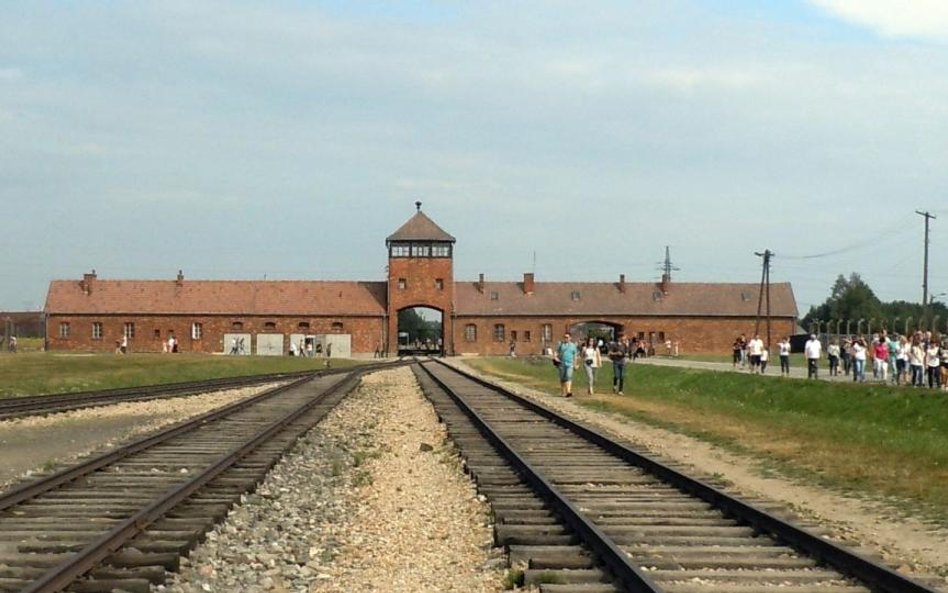 Studenci rozmawiają ze Sprawiedliwymi wśród Narodów Świata